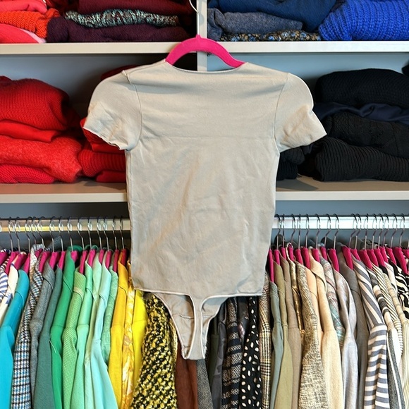 SKIMS gray shortsleeve compression bodysuit size S/M - Picture 3 of 3